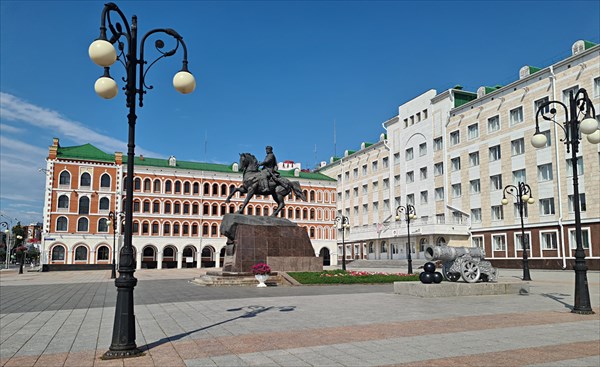 015-Памятник воеводе